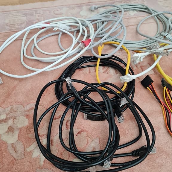 Parti med nätverkskablar (Ethernet) i olika färger och längder