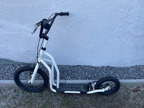 Sparkcykel stiga vit med luftdäck