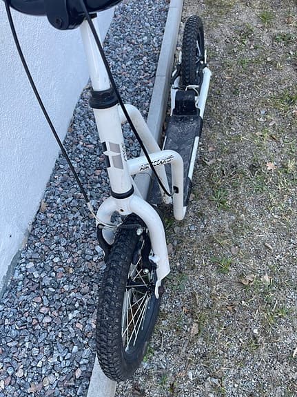 Sparkcykel stiga vit med luftdäck