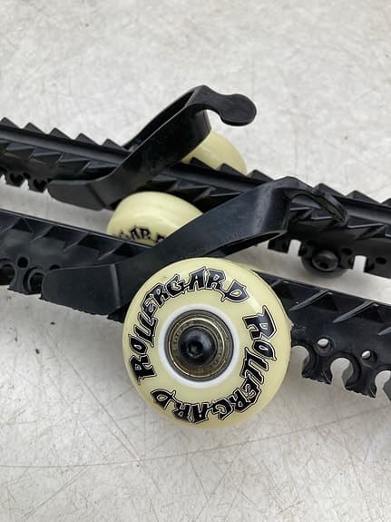 Rollergard skridskoskydd med hjul svarta