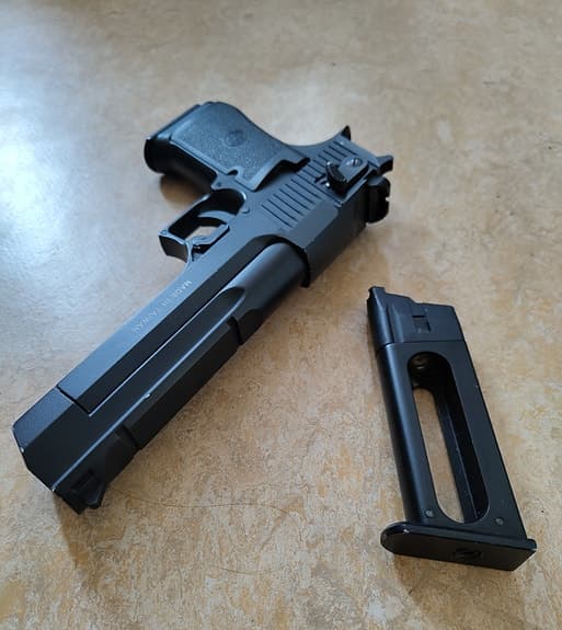 KWC/KWA Airsoft Desert Eagle + 2 mag  "Deagle"