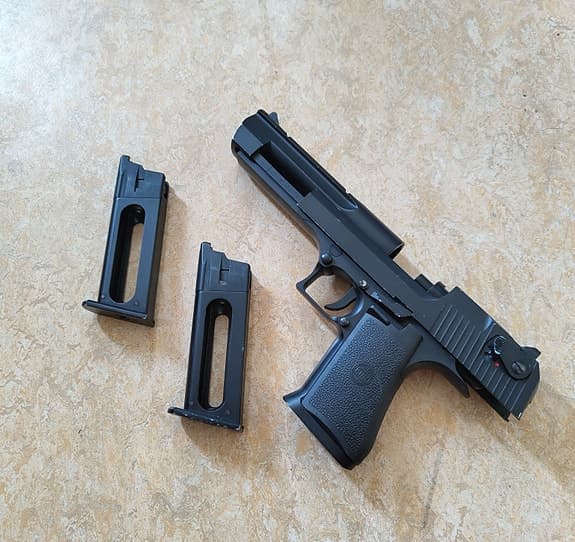 KWC/KWA Airsoft Desert Eagle + 2 mag  "Deagle"