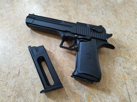 KWC/KWA Airsoft Desert Eagle + 2 mag  "Deagle"