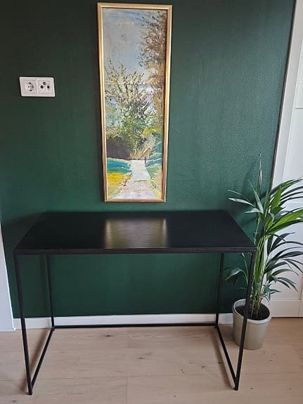 Enkelt svart skrivbord