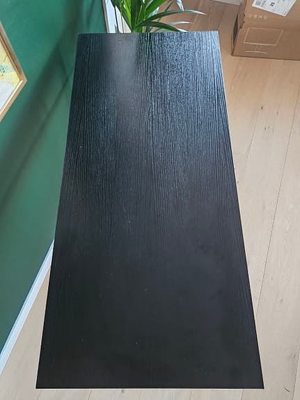Enkelt svart skrivbord