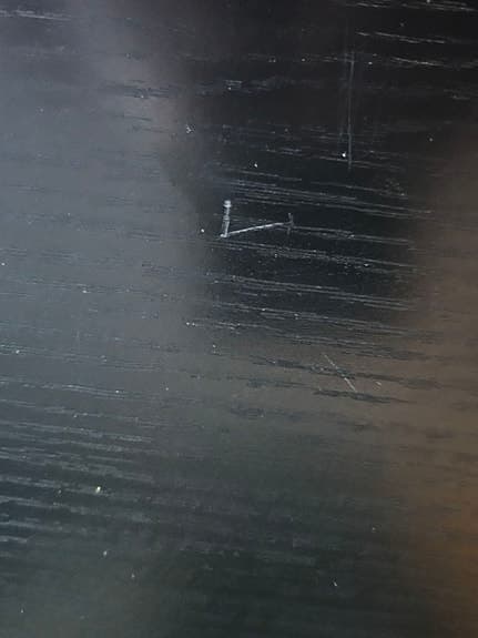 Enkelt svart skrivbord