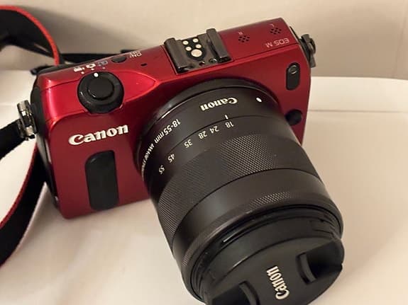 Canon EOS M kamera, 18 - 55 mm objektiv, Speedlight blixt + tillbehör