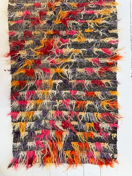 Handknuten ullmatta med lång lugg – 175×60 cm