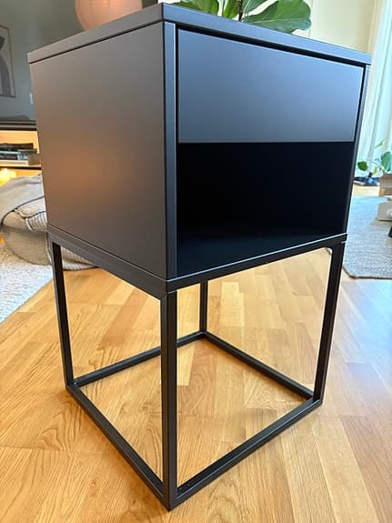 Sängbord med låda och fack