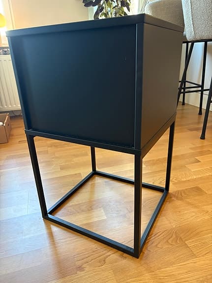 Sängbord med låda och fack