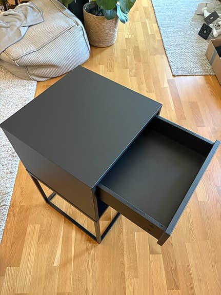Sängbord med låda och fack