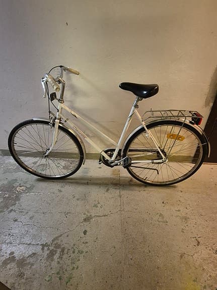 Cresent white lady 28"