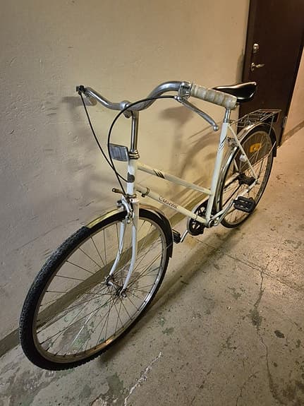 Cresent white lady 28"