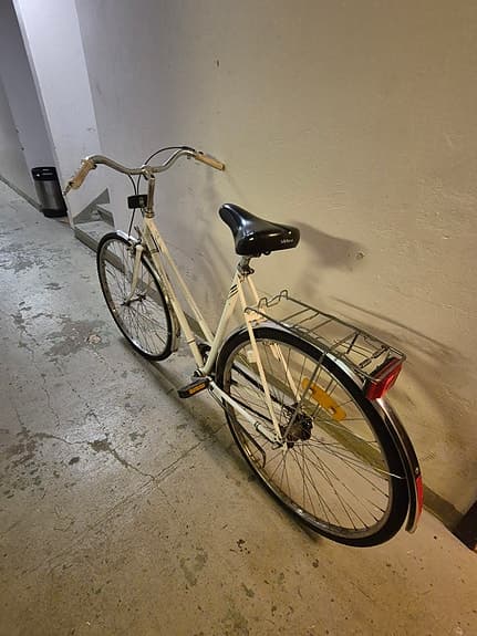 Cresent white lady 28"