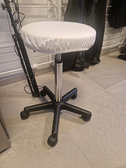 Pall med hjul höj- och sänkbar vit sits