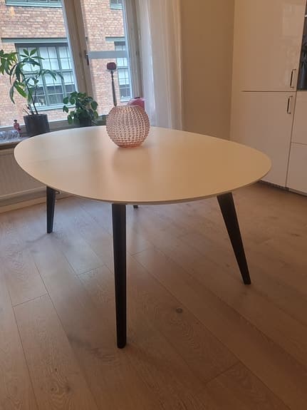 Matbord ovalt vitt med svarta ben, Andersen Furniture
