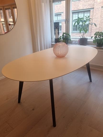 Matbord ovalt vitt med svarta ben, Andersen Furniture