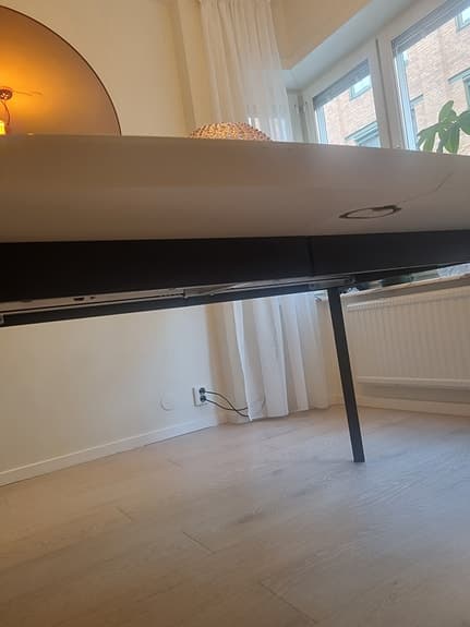 Matbord ovalt vitt med svarta ben, Andersen Furniture