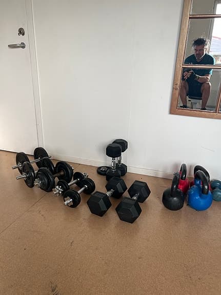 Hantlar och kettlebells set för styrketräning