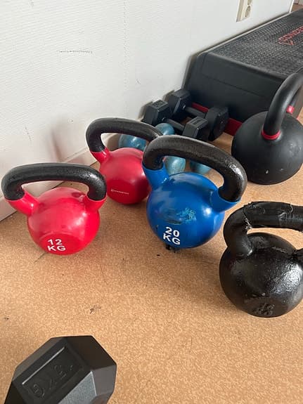 Hantlar och kettlebells set för styrketräning