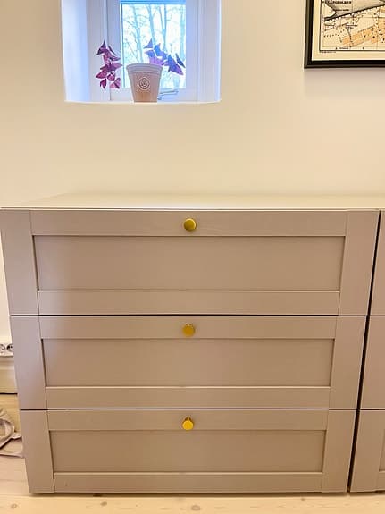 Ljusgrå byrå