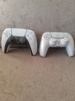 Sony Playstation 5 pro spelkonsol med två DualSense-handkontroller