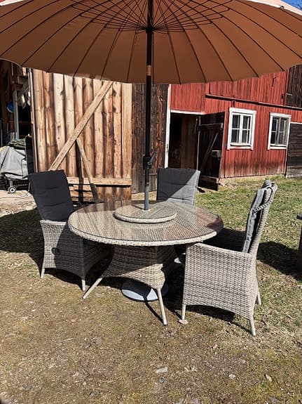 Trädgårdsgrupp runt bord med parasoll konstrotting grå