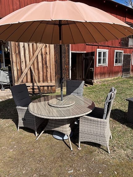 Trädgårdsgrupp runt bord med parasoll konstrotting grå