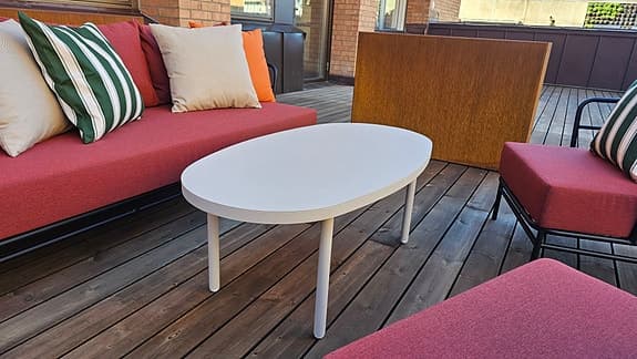 Beige ovalt soffbord/ute bord