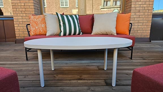 Beige ovalt soffbord/ute bord