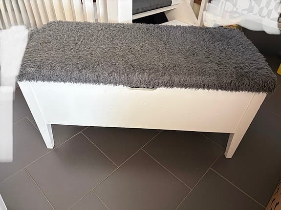 Hallmöbel: vit bänk med grå fårpäls