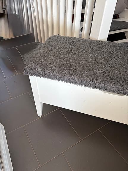 Hallmöbel: vit bänk med grå fårpäls
