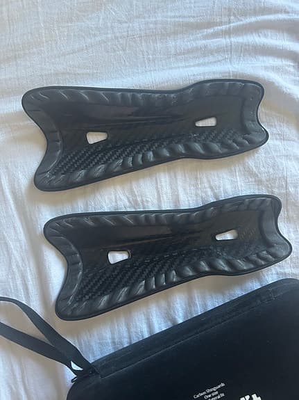 Monolit svarta benskydd