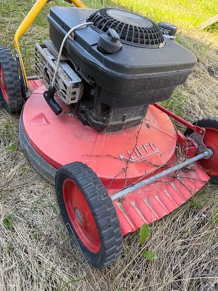 Makita vertikalskärare och Klippo gräsklippare