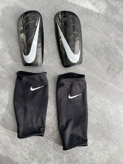 Nike benskydd med hållare