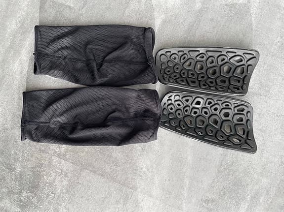 Nike benskydd med hållare