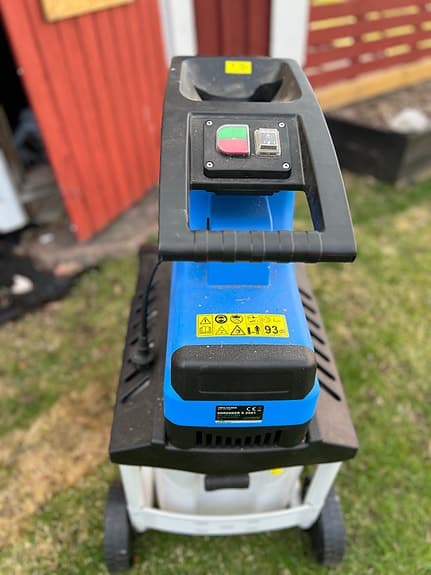 Elektrisk kompostkvarn / flismaskin blå med uppsamlare