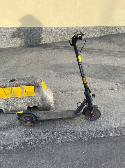 Elsparkcykel svart med ljus och fotstöd