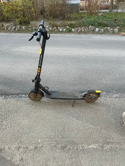 Elsparkcykel svart med ljus och fotstöd
