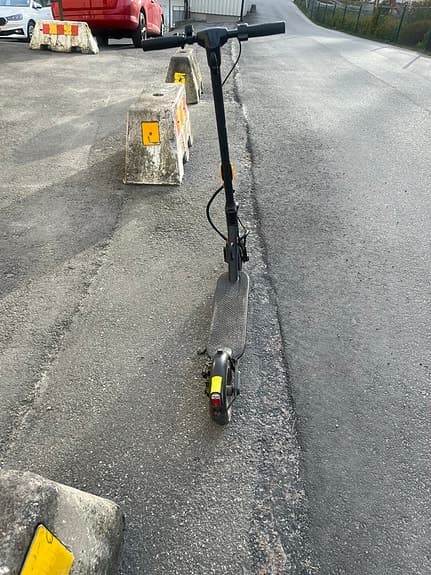 Elsparkcykel svart med ljus och fotstöd