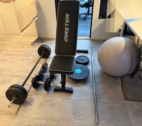 Komplett hemmagym, 70+ kg vikter, bänk, skivstänger & hantlar