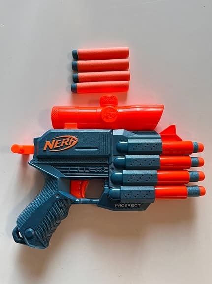 7st Nerf artiklar + Starwars Laser svärd, 450 kr för allt!