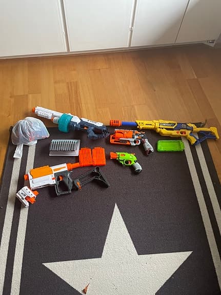 Nerf pistoler med tillbehör och nerfskott!