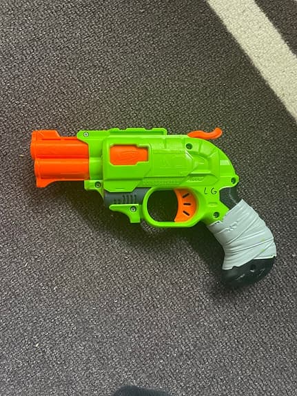 Nerf pistoler med tillbehör och nerfskott!