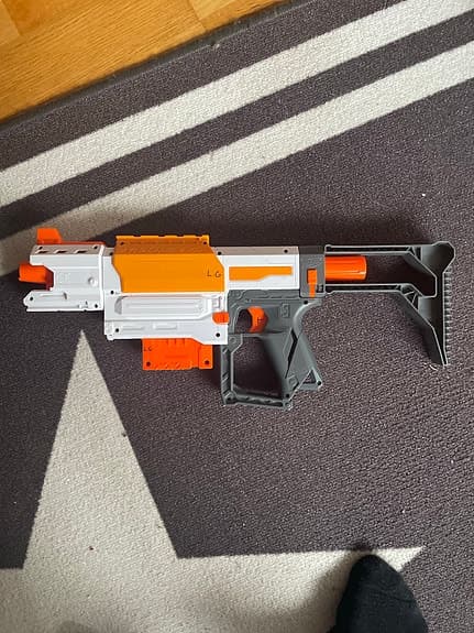 Nerf pistoler med tillbehör och nerfskott!