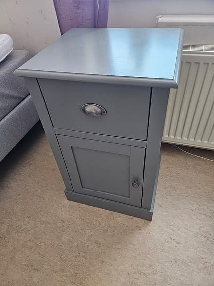 Mio sängbord Kate grå