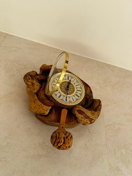 Väggur i trä, unikt hantverk med pendel, 16 cm
