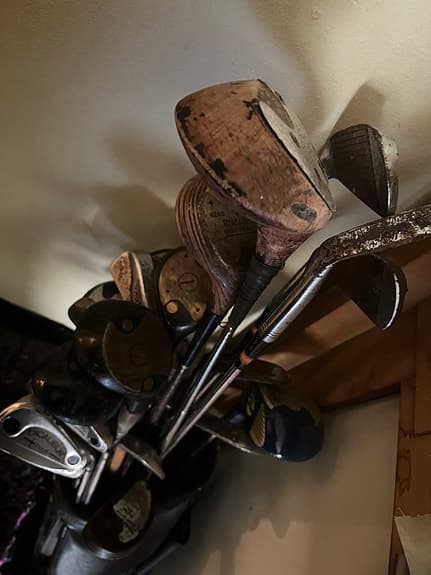Diverse vintage (50-60 tal)golfklubbor plus golfbag
