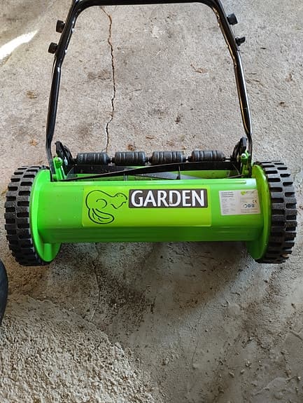 Garden handdriven gräsklippare grön