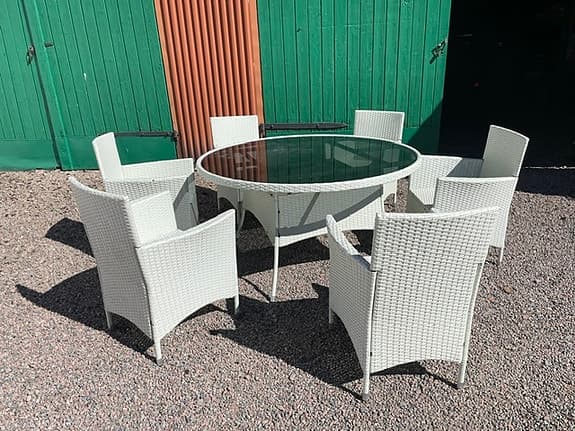 Utegrupp runt bord med glas 1400 mm och 6 vita stolar med dynor